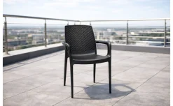 Aria sedia in resina con schienale effetto rattan color moka