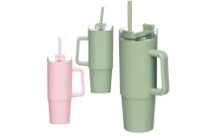 Bicchiere in plastica con cannuccia rosa o verde