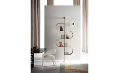 Numa libreria in metallo verniciato color perla beige